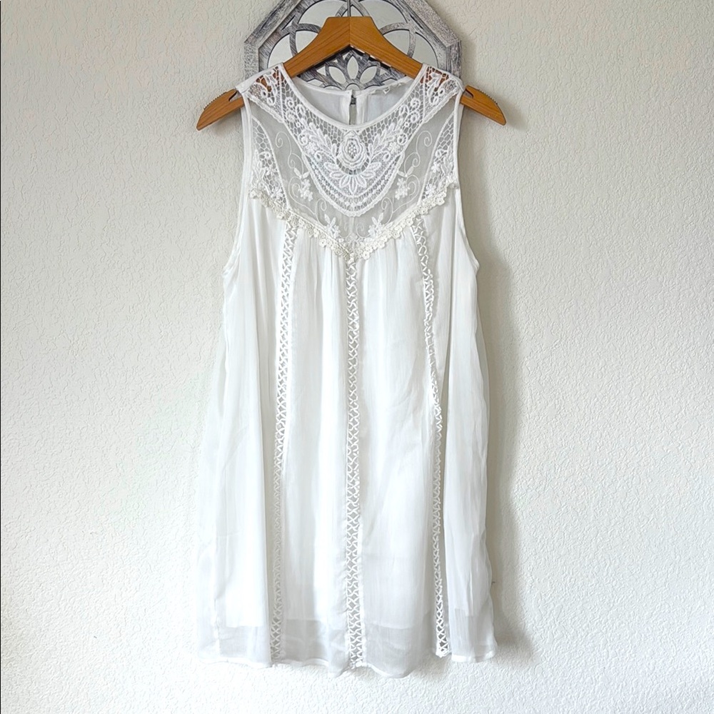Eesome • White Intricate Lace Crochet Sleeveless Flowy Boho Shift Dress